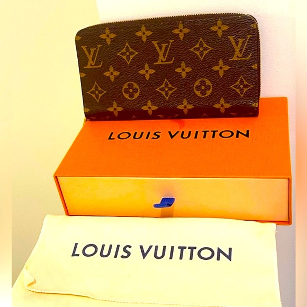 BRAND NEW MONOGRAM ZIPPY WALLET- FUCHSIA INTERIOR!